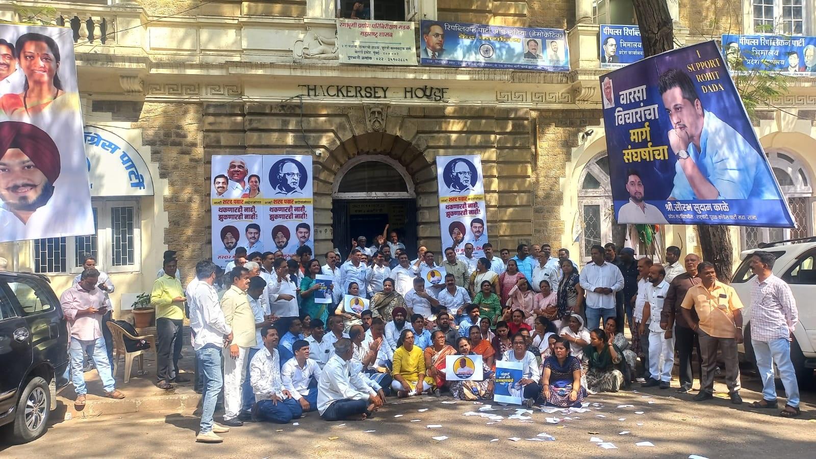 छह महीने में 10 से ज्यादा सुनवाई पूरी होने के बाद अजीत पवार के पक्ष में चुनाव आयोग का फैसला आया. जिसके बाद शरद पवार नेताओं के बीच नाराजगी दिखाई दी. 