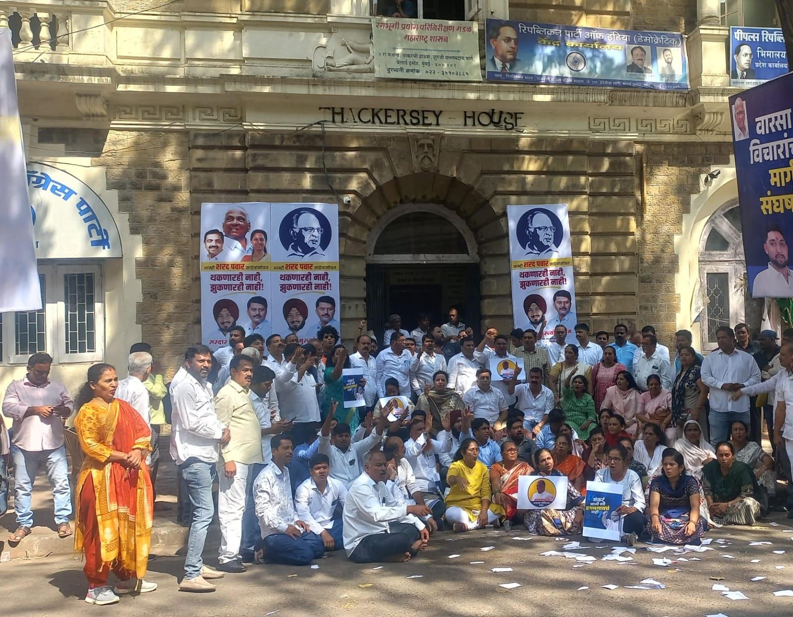 बता दें, चुनाव आयोग का फैसला अजित पवार के पक्ष में गया. चुनाव आयोग के फैसले की आलोचना करते हुए शरद पवार गुट के नेताओं ने इसे सुप्रीम कोर्ट में चुनौती देने की बात भी कही है.