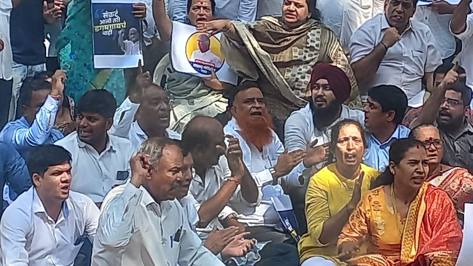 शरद पवार गुट की नेता सुप्रिया सुले ने चुनाव आयोग के फैसले की आलोचना करते हुए कहा कि यह लोकतंत्र की हत्या है, चुनाव आयोग ने विधायकों की संख्‍या के आधार पर अपना फैसला सुनाया है.`