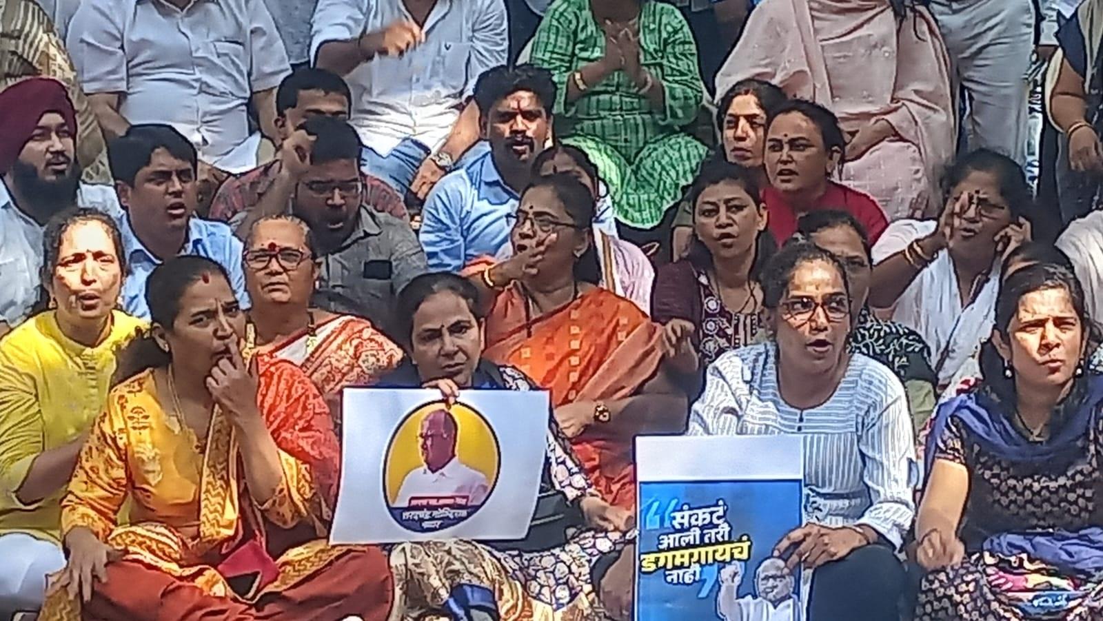 सामने आई तस्वीरों में आप देख सकते हैं कि बड़ी संख्या में शरद पवार गुट के कार्यकर्ता NCP के ऑफिस के बाहर पहुंचे हैं.