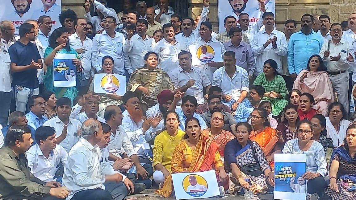 बुधवार को शरद पवार गुट के कार्यकर्ता NCP के ऑफिस के बाहर विरोध प्रदर्शन करते नजर आए. 