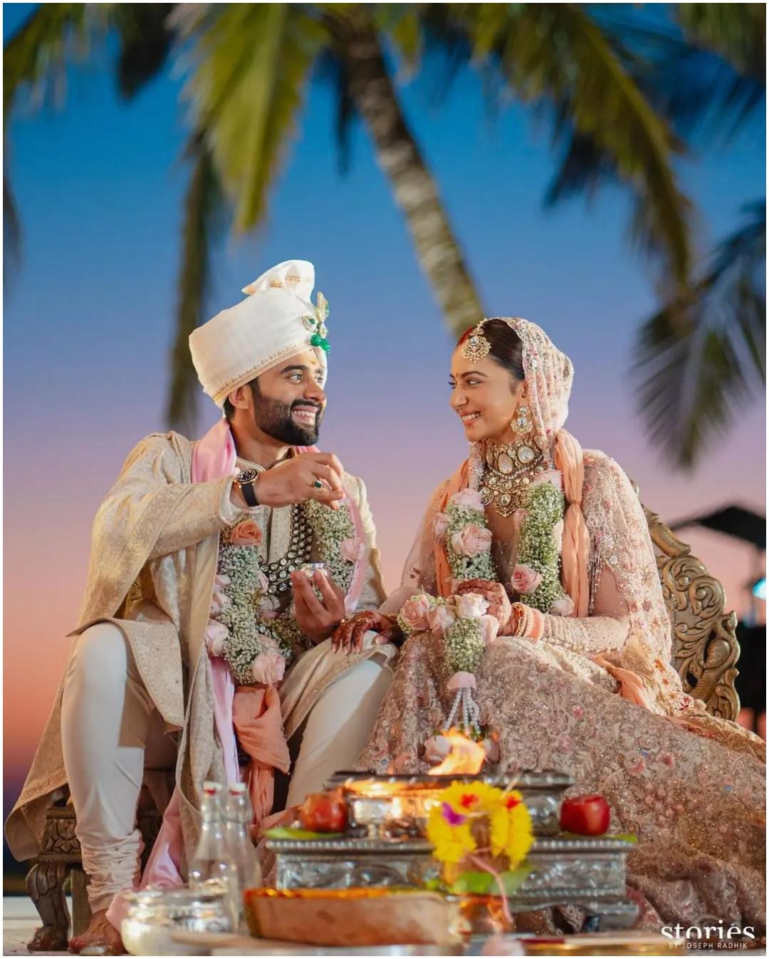 इस कपल ने डिजाइनर तरूण तहिलियानी के डिजाइन किए हुए आउटफिट पहने हुए थे. शादी के लिए कलीरे मृणालिनी चंद्रा के थे. अपने चूड़े के लिए रकुल ने गुलाबी रंग चुना जो बेहद खूबसूरत लग रहा था. 
