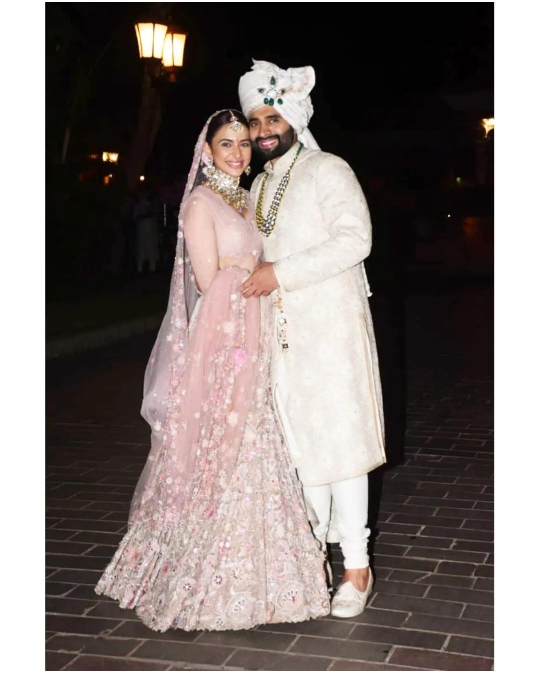 अपनी शादी के बाद रकुल प्रीत और जैकी अपनी शादी की पोशाक में पहली बार सार्वजनिक रूप से सामने आए, नवविवाहित जोड़े ने कैमरे के लिए पोज़ दिया.