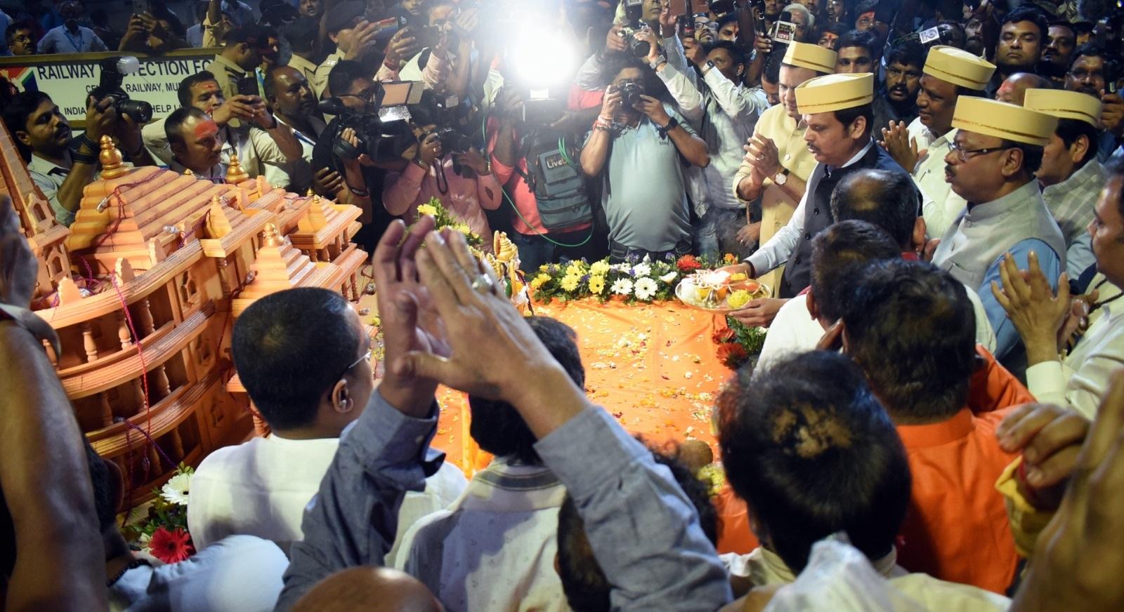 भारतीय जनता पार्टी के विधायक आशीष शेलार ने कहा था कि भगवान राम का आशीर्वाद लेने के इच्छुक तीर्थयात्रियों की सुविधा के लिए मुंबई के 36 विधानसभा क्षेत्रों में से प्रत्येक से अयोध्या के लिए विशेष ट्रेनों को हरी झंडी दिखाई जाएगी.