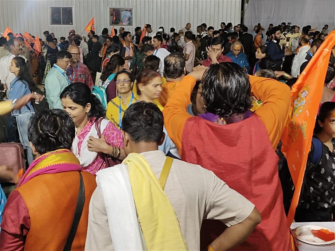ट्रस्ट ने अनुष्ठान करने के लिए प्रधानमंत्री नरेंद्र मोदी को आमंत्रित किया. मोदी राम जन्मभूमि मंदिर के अभिषेक के लिए 11 दिनों के विशेष उपवास अनुष्ठान पर थे.