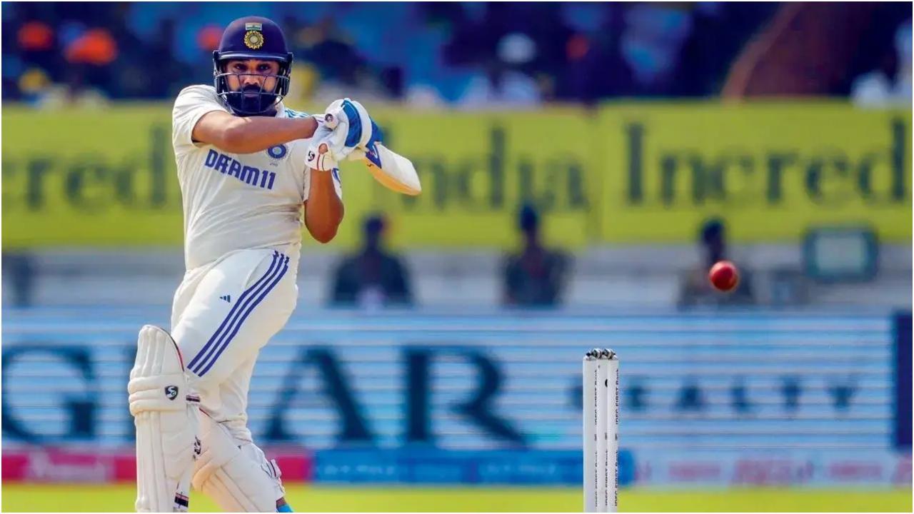 इंग्लैंड के खिलाफ तीसरे टेस्ट मैच के पहले दिन भारत के कप्तान रोहित शर्मा ने अहम पारी खेली. उन्होंने 196 गेंदों में 14 चौकों और 3 छक्कों सहित 131 रन बनाए. उनकी शानदार पारी का अंत तब हुआ जब उन्होंने इंग्लिश कप्तान बेन स्टोक्स के हाथों अपना विकेट गंवा दिया. 