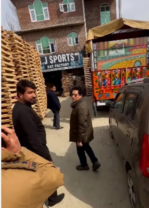 अंत में महान बल्लेबाज सचिन तेंदुलकर ने विलो पर कुछ गेंदें मारकर उसका परीक्षण किया.