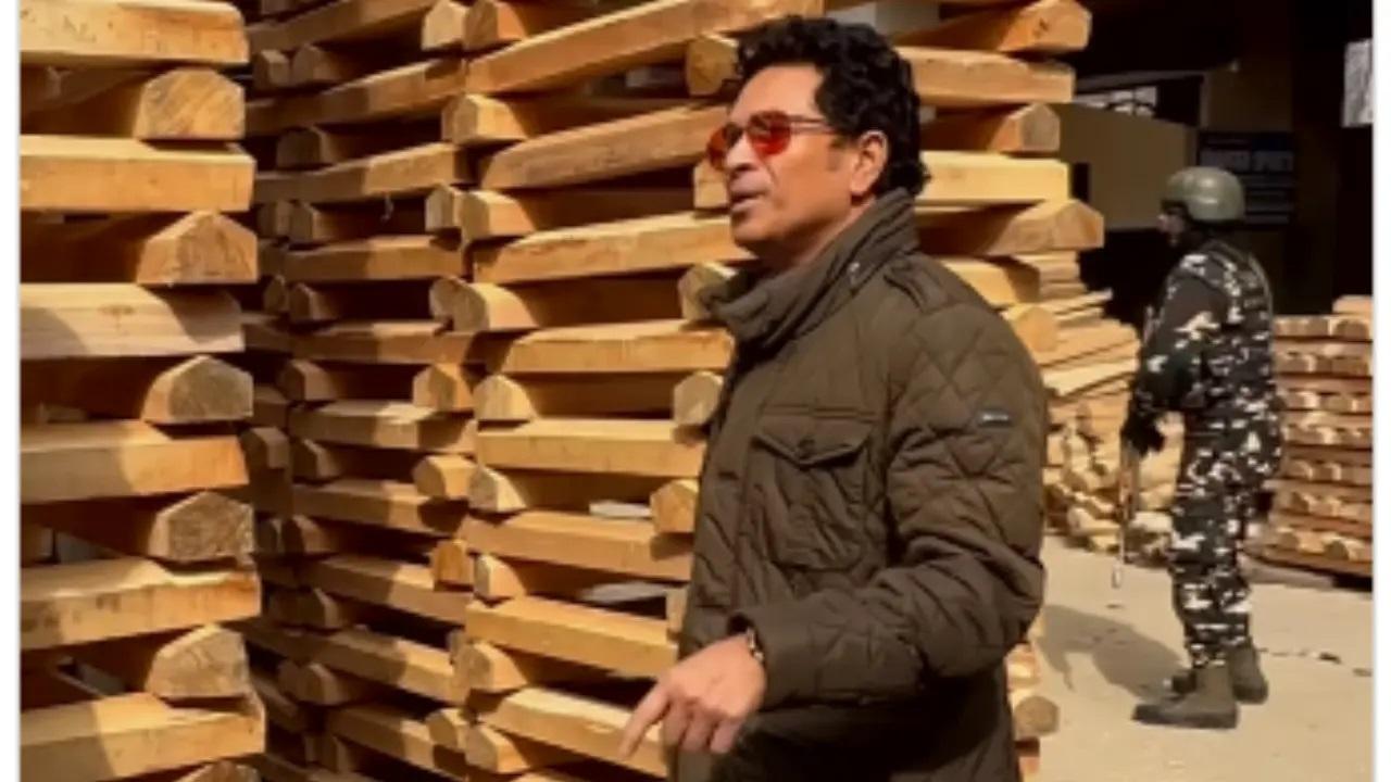 बल्ले का निरीक्षण करते समय, तेंदुलकर ने कर्मचारी से विलो के पैर के अंगूठे पर पहले से लगे टेप के बारे में पूछा. इसके साथ ही धुरंधर बल्लेबाज ने जवाब दिया `हम भी ये करते थे`