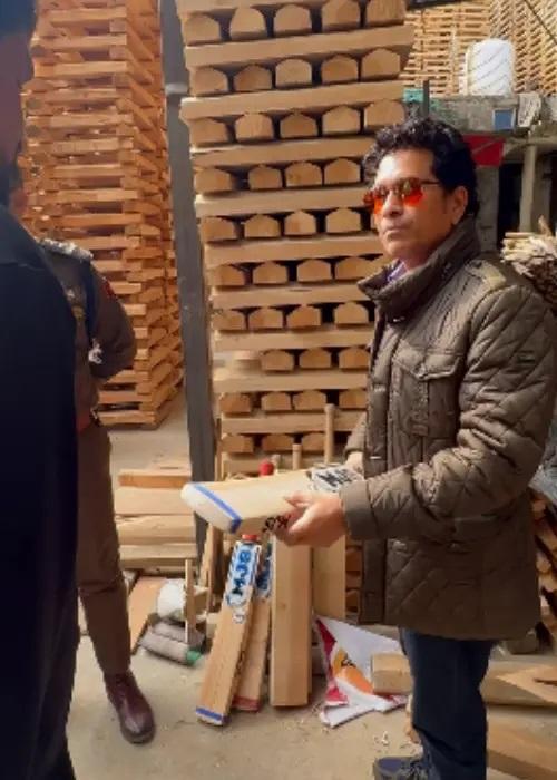 फैक्ट्री के कर्मचारियों के साथ बातचीत के दौरान, तेंदुलकर ने उल्लेख किया कि `मेरे जीवन का पहला बल्ला कश्मीर विलो था. यहांसे मेरी बड़ी बहन आई थी.`