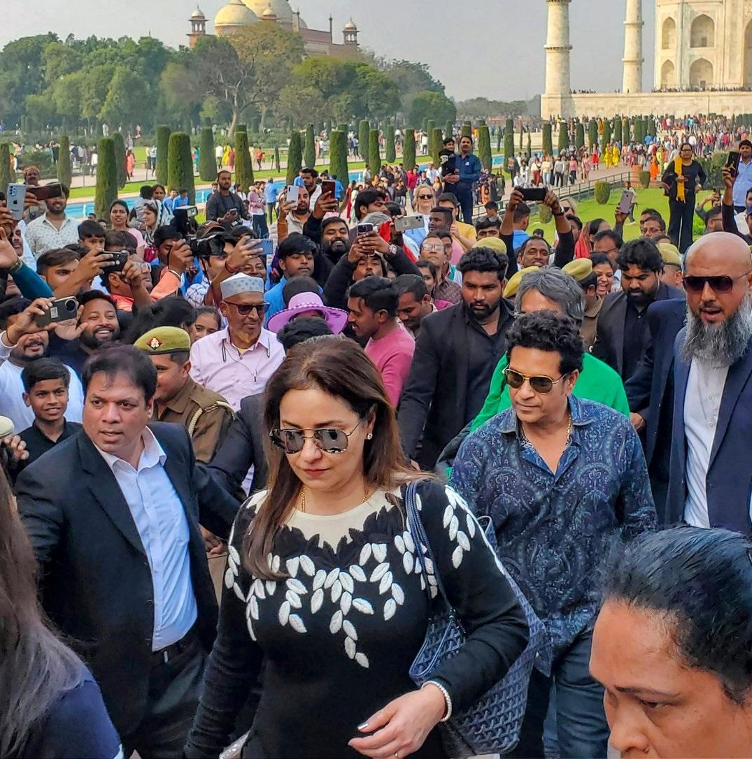 तस्वीरों में आप देख सकते है कि सचिन जब ताजमहल पहुंचे तो वहां फैंस की भीड़ उमड़ गई.