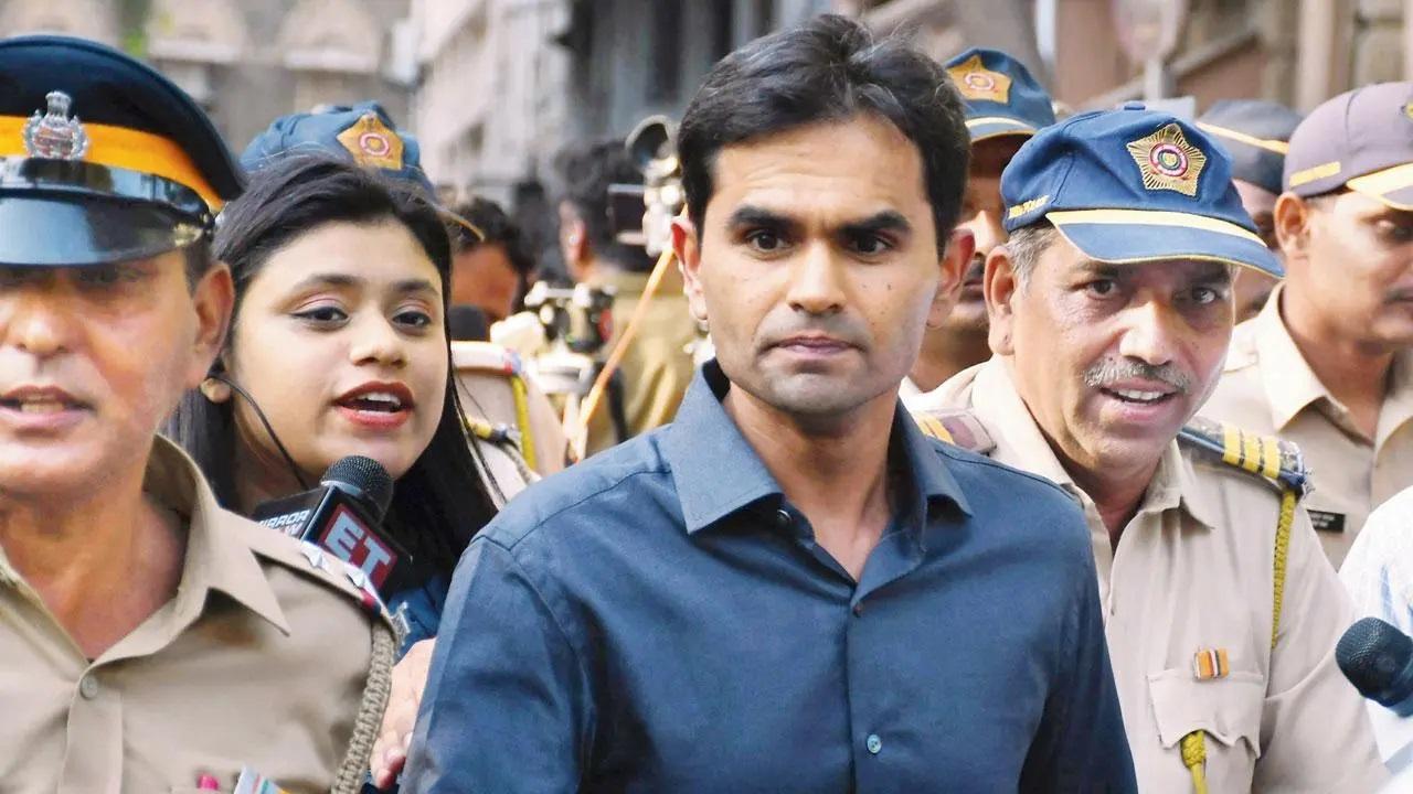 नारकोटिक्स कंट्रोल ब्यूरो (एनसीबी) मुंबई के पूर्व जोनल डायरेक्टर समीर वानखेड़े पिछले साल मई में हाई कोर्ट के बाहर दिखाई दिए थे. Representational Image
