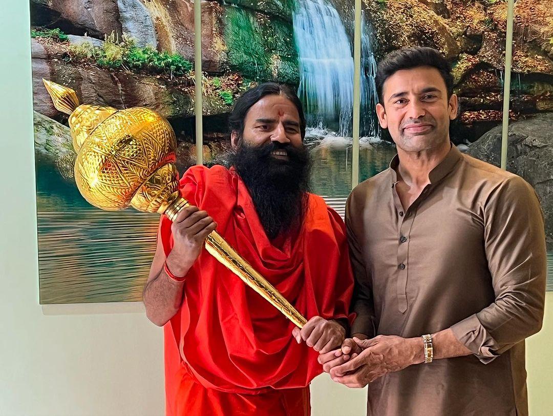 बाबा रामदेव ने आगे कहा कि हमारे जीवन में किसी भी तरह की नकारात्मकता के लिए कोई जगह नहीं होनी चाहिए. वे कहते हैं, `संग्राम अथवा संघर्ष तो हमेशा ही रहने वाला है. बात चाहे मेरी हो, आपकी हो, प्रधानमंत्री मोदी की हो, भगवान श्री राम की या फिर सर्वप्रिय श्री कृष्ण की हो, संघर्ष हमेशा से ही हमारे जीवन का हिस्सा रहा है‌. हमेशा अपनी सोच को सकरात्मक रखें और उम्मीद का दामन कभी ना छोड़ें. अगर ज़िंदगी के प्रति आपका यही नज़रिया रहा तो फिर आपका बचपन हो या पचपन की उम्र हो, दोनों में किसी तरह का कोई अंतर नहीं होगा.`