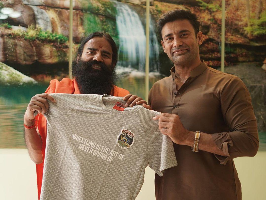 बाबा रामदेव ने फलों और फलों से निकलने वाले रस से सेहत को होने वाले फ़ायदे बताते हुए उदाहरण दिया और कहा कि ज़रूरत है कि आज के युवा सनातनी योद्धा संग्राम सिंह के लिए खड़ें हों, उन्हें सपोर्ट करें और फ़िट इंडिया मूवमेंट में उनका साथ दें. सेहत से जुड़ी एक कंपनी को खड़ा करने की संग्राम सिंह की चाहत को लेकर बात करते हुए बाबा रामदेव ने कहा, `धीरज का फल मीठा होता है. कॉरपोरेट गवर्नेंस, पारदर्शिता और उत्तरदायित्व किसी भी कंपनी की कामयाबी की बुनियाद हैं.`  इसी के साथ बाबा रामदेव ने यह भी कहा कि आज वो जिस मुकाम पर खड़े हैं, वहां पहुंचने के लिए उन्हें 10 साल का समय लगा था. 