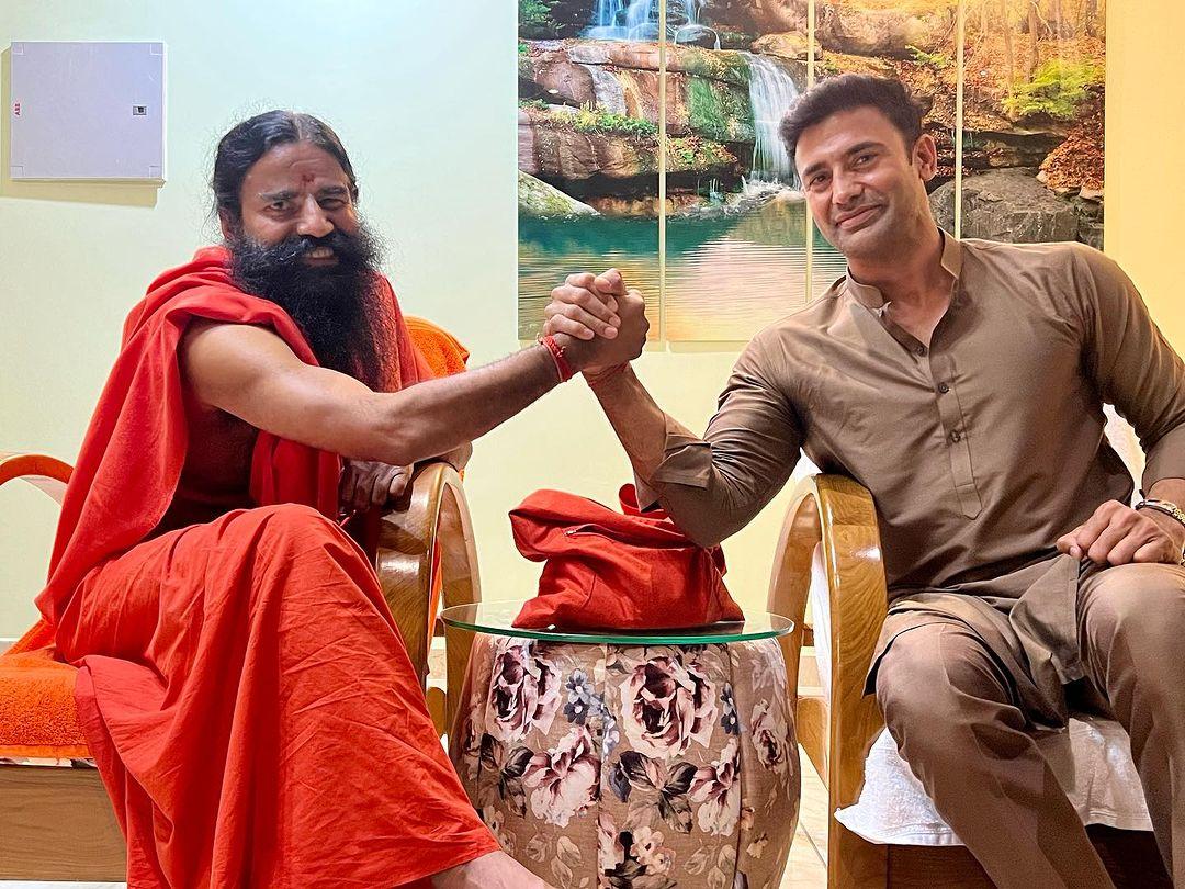 वे कहते हैं, `लाभ कमाने से ज़्यादा लोगों को अच्छी सेवाएं मुहैया कराना आपका पहला उद्देश्य होना चाहिए. जब आप अपने मूल्यों से किसी तरह का कोई समझौता नहीं करते हो और हर बाधा को पार करने की हिम्मत रखते हो तो ऐसे में कामयाबी मिलना तय है.