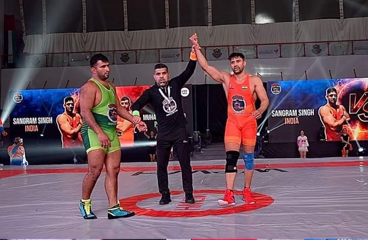 आपको बता दें, रेसलर संग्राम सिंह बहुत जल्द एक्टिंग इंडस्ट्री में बड़ा धमाका करने के लिए भी पूरी तरह से तैयार है. `उड़ान जिंदगी की` फिल्म के जरिए वह दर्शकों का मनोरंजन करने वाले है. हाल ही में संग्राम ने दर्शकों के लिए फिल्म का टीजर जारी किया था.