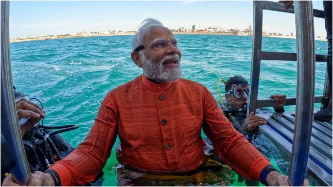 उन्होंने एक सार्वजनिक समारोह में भाग लेने से पहले पानी में स्कूबा डाइविंग करते हुए कुछ तस्वीरें भी शेयर कीं. 