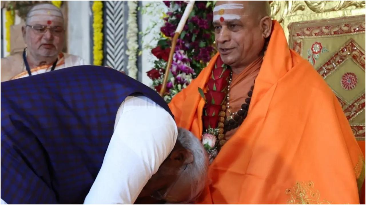 मोदी ने द्वारका में भगवान श्रीकृष्ण मंदिर में पूजा-अर्चना भी की.
