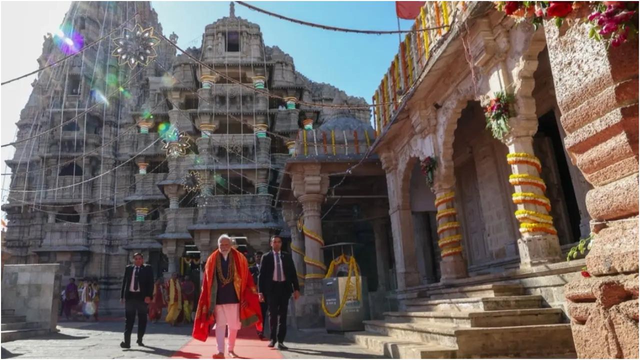 द्वारका में स्वामी श्री सदन और सरस्वती जी महाराज श्री से मिलना अद्भुत था. पीएम मोदी ने कहा, लोगों में आध्यात्मिक जागृति को आगे बढ़ाने के उनके प्रयासों पर हम सभी को गर्व है.
