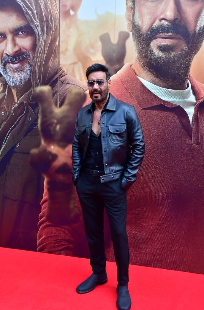 `शैतान` में अभिनेता अजय देवगन एक बेबस पिता की भूमिका अदा कर रहे है. ट्रेलर में आप देख सकते है कि वह अपनी बेटी को बचाने के लिए पुरजोर कोशिश करते है. 