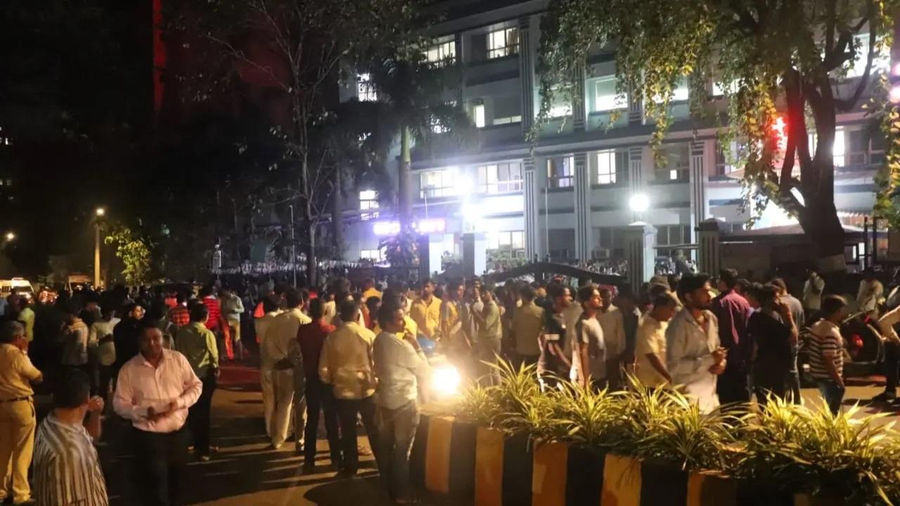 बुधवार शाम को अभिषेक घोसालकर और नोरोन्हा के बीच एक बैठक हुई, जिसमें उन्होंने जरूरतमंदों और गरीबों को साड़ी और राशन बांटने का फैसला किया. अगली शाम, वे आपूर्ति वितरित करने से पहले नोरोन्हा के कार्यालय में फिर से मिले. उन्होंने एक सकारात्मक संदेश देने के लिए फेसबुक पर लाइव होने की भी योजना बनाई कि वे समाज और जरूरतमंद लोगों की भलाई के लिए मिलकर काम कर रहे हैं.