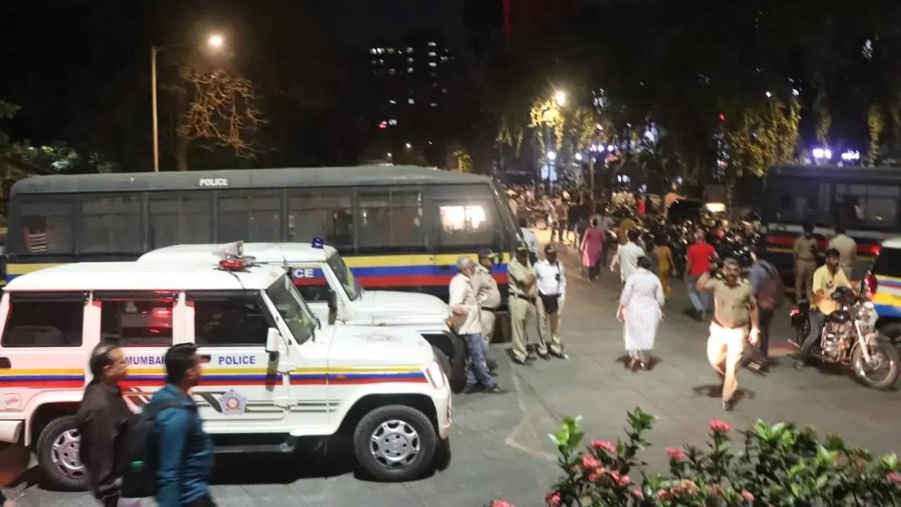 नरोन्हा ने नगरसेवक के रूप में अपनी उम्मीदवारी के लिए दबाव डालना जारी रखा. कथित तौर पर घोसालकर इससे नाखुश थे और उन्होंने कई बैठकें कीं, जिसमें नोरोन्हा को वार्ड नंबर 1 से उम्मीदवार के रूप में चुनाव लड़ने से रोकने के लिए समझौता राशि की पेशकश की गई. घोसालकर ने यह भी प्रस्ताव दिया कि नोरोन्हा वार्ड नंबर 8 से उम्मीदवारी मांगें, लेकिन नोरोन्हा ने इस प्रस्ताव को अस्वीकार कर दिया. आपसी मित्रों के माध्यम से, उन्होंने एक समझौते पर पहुंचने का प्रयास किया, जिससे उनके बीच मेल-मिलाप हुआ और बाद में बैठकें हुईं.