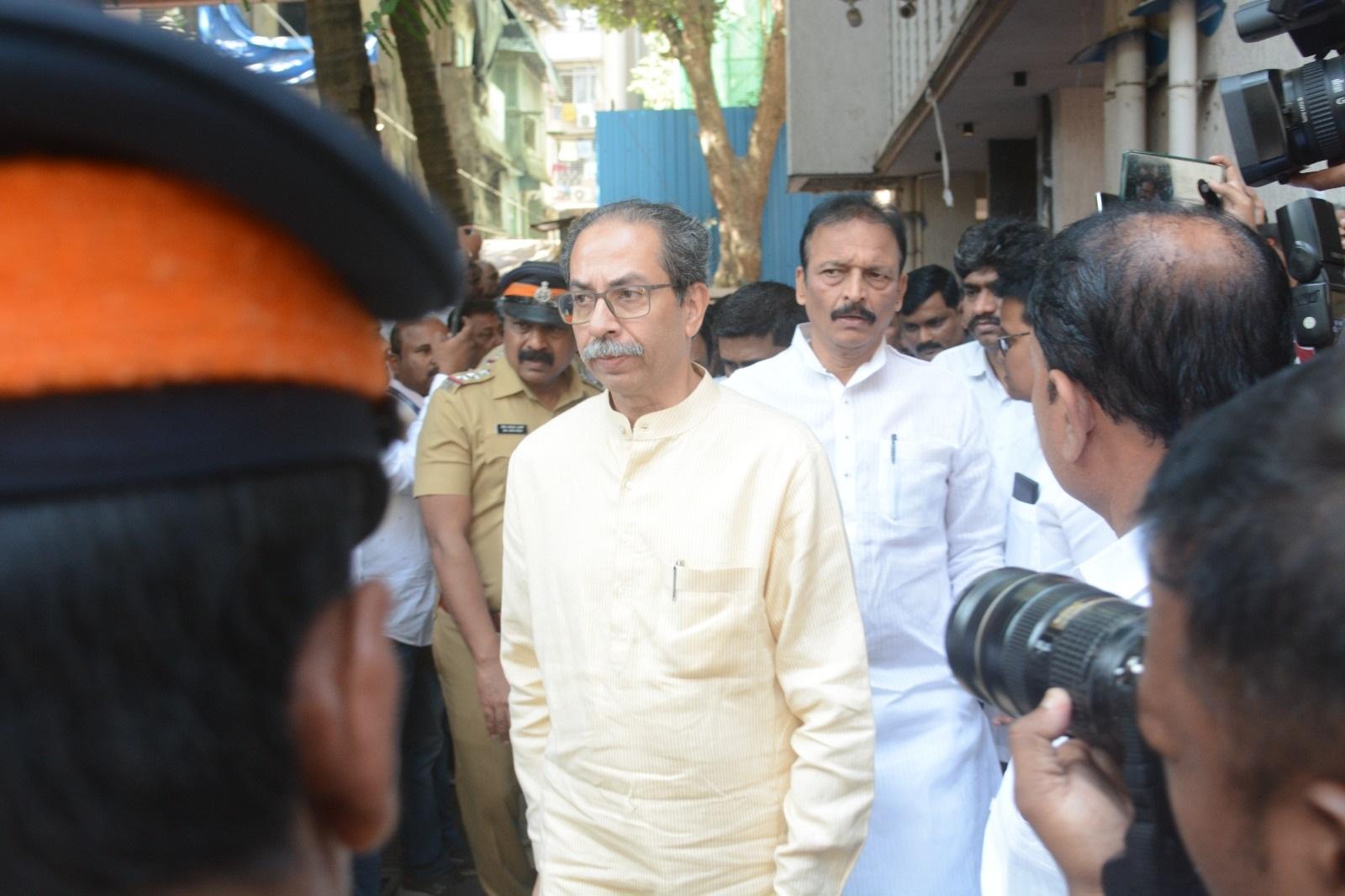 खबर के अनुसार, उद्धव ठाकरे ने पुलिस उपायुक्त से पूरी घटना की जानकारी भी ली. 