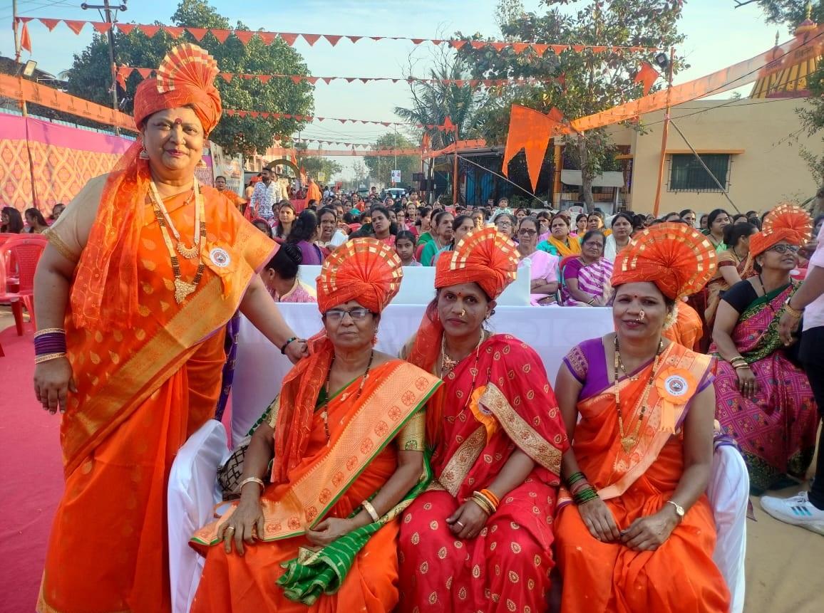 `कुटुंब मेळावा व हल्दी कुंकू समारंभ` के दौरान शिव सेना (यूबीटी) की कार्यकर्ता महिलाओं में काफी उत्साह देखा गया.