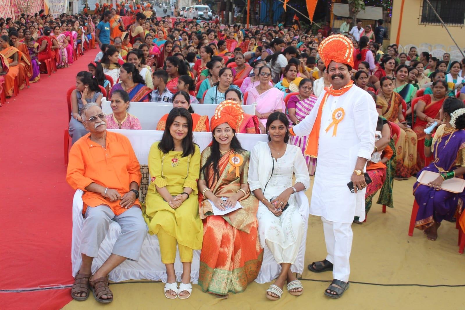 तस्वीरों में आप देख सकते हैं कि महिलाएं इस दौरान कितनी उत्साहित दिखाई दे रही हैं. 