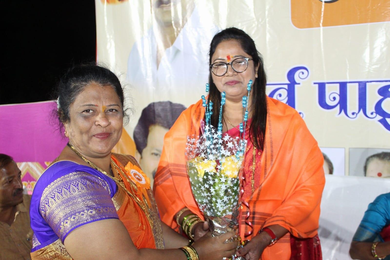 महिला तालुका संघटक एंजला तांडेल का सत्कार करते हुए शिवसेना (यूबीटी) की उपविभाग शाखा संघटक  रेशमा अत्तार. 