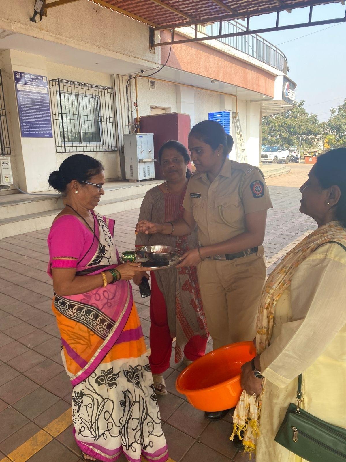 नायगांव परेरा नगर में शिवसेना (यूबीटी) की महिला कार्यकर्ता बेहद एक्टिव रहती हैं. 