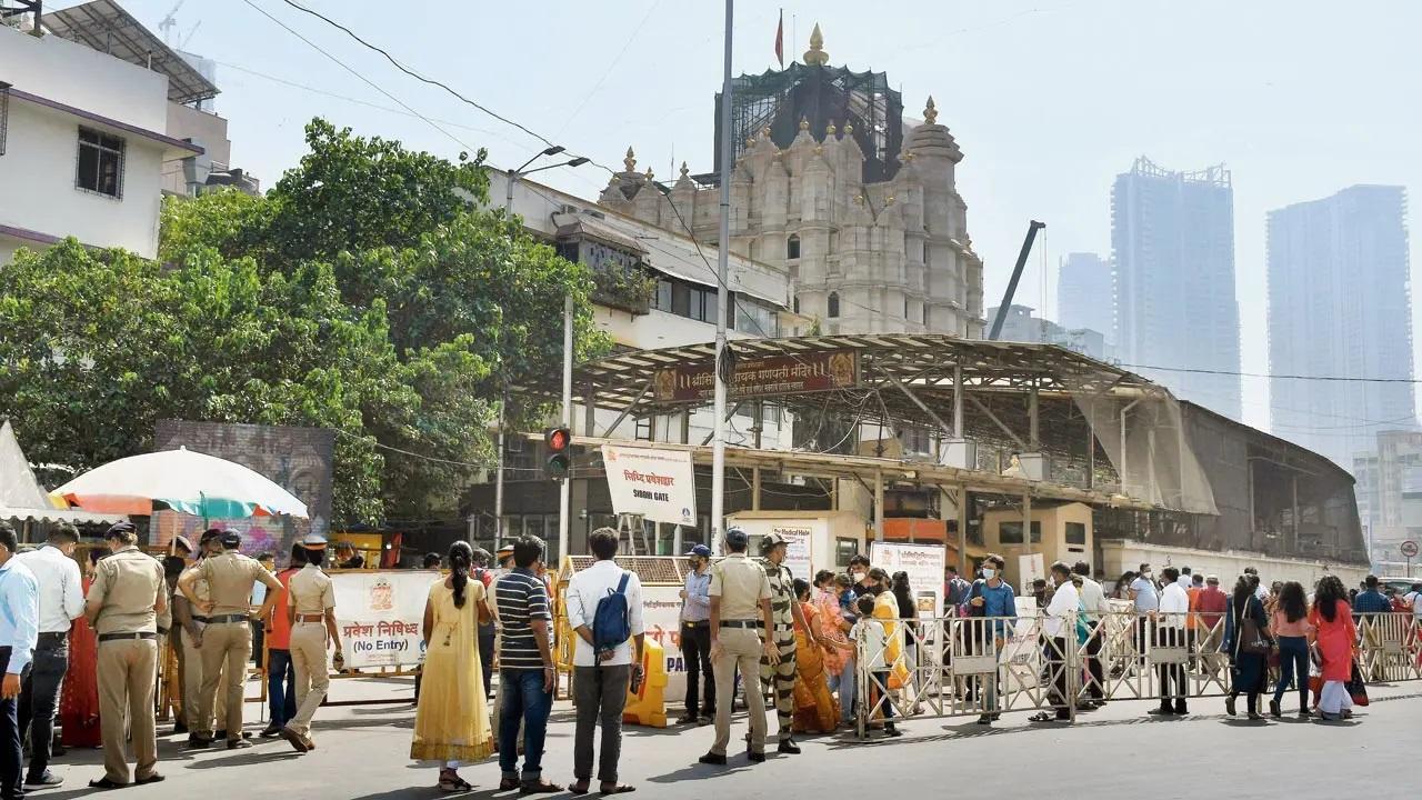 अंगारक चतुर्थी के अवसर पर सिद्धिविनायक मंदिर में लोग. File pic/Ashish Raje