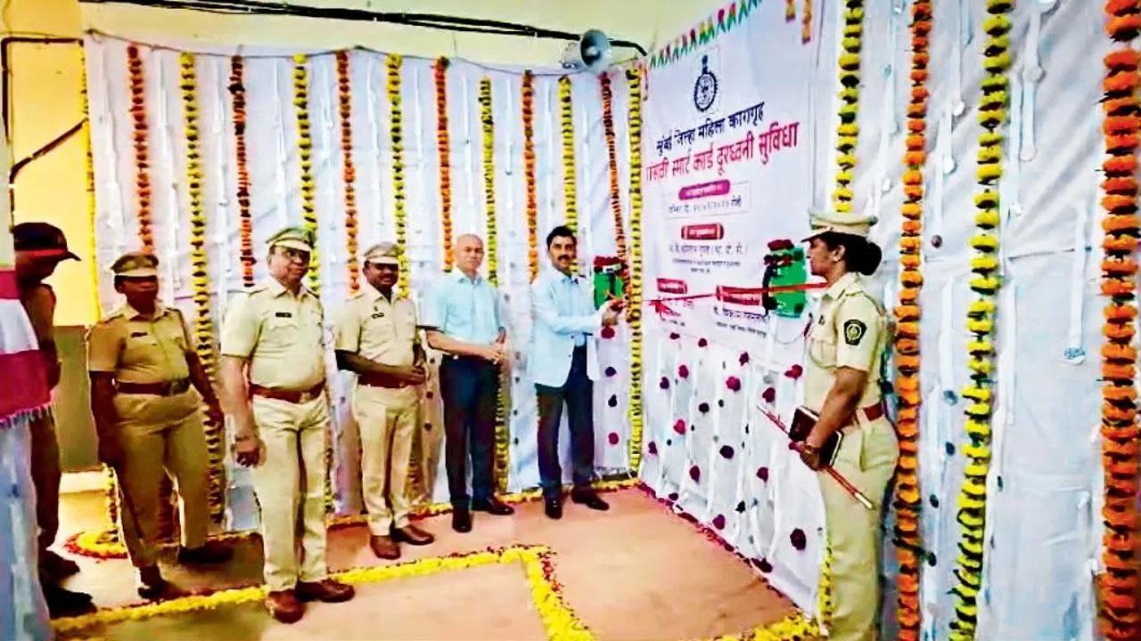यह सेवा जल्द ही ठाणे और तलोजा जेलों में भी उपलब्ध कराई जाएगी.