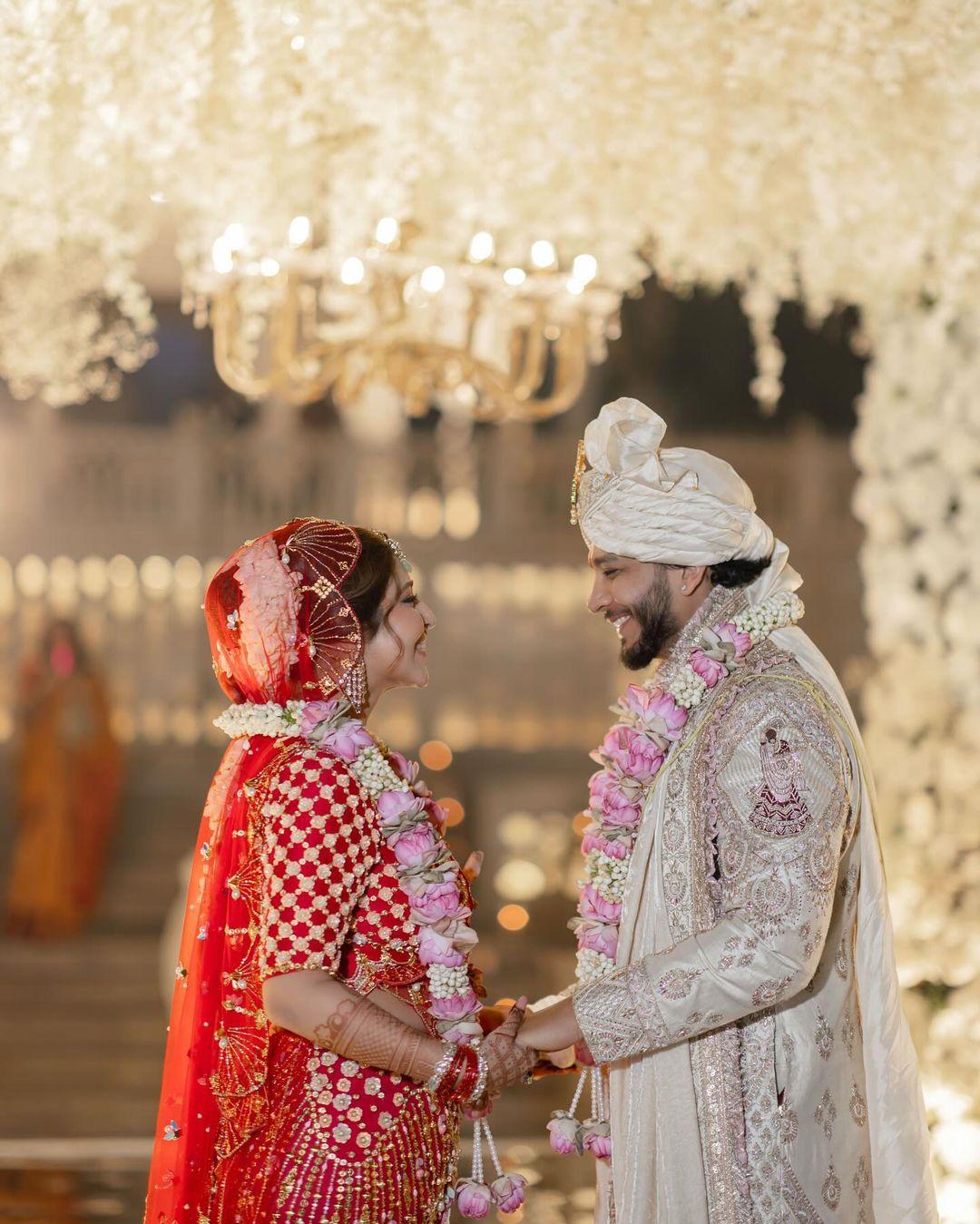 विकास पाराशर के साथ एक्ट्रेस सोनारिका भदौरिया नए चैप्टर की शुरुआत करने के लिए तैयार है. इस कपल ने राजस्थान के रणथंभौर के शाही किले में शादी की है. 