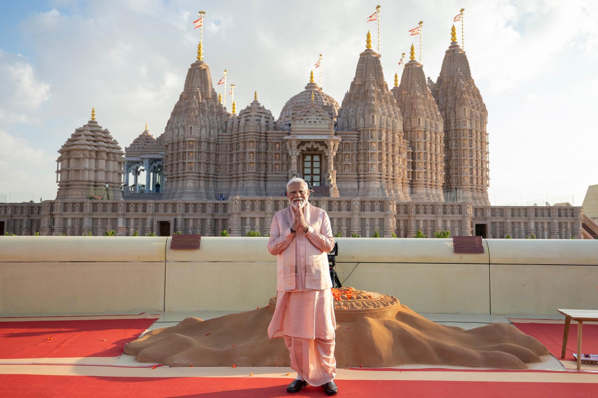 नागर शैली में बना यह मंदिर भारत और संयुक्त अरब अमीरात के बीच अटूट मैत्री का प्रतिबिम्ब है. इस आध्यात्मिक स्थल का आधार “वसुधैव कुटुम्बकम्” की भावना है.