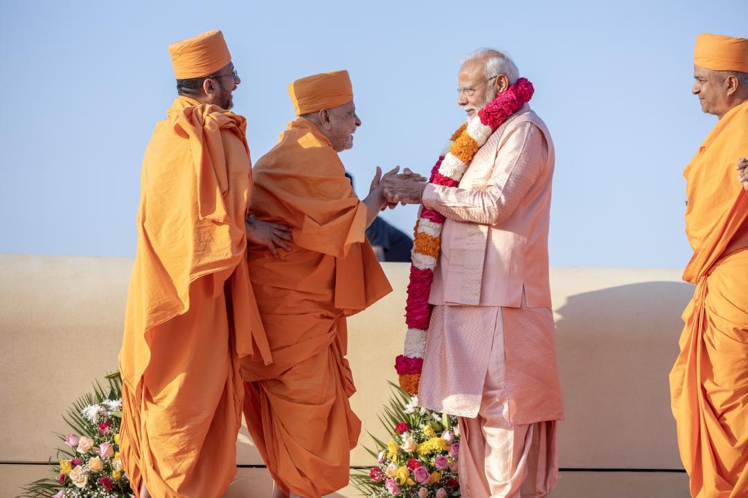 प्रधानमंत्री मोदी का आभार प्रकट करते प्रभारी संत पूज्य ईश्वरचरणदास स्वामी.