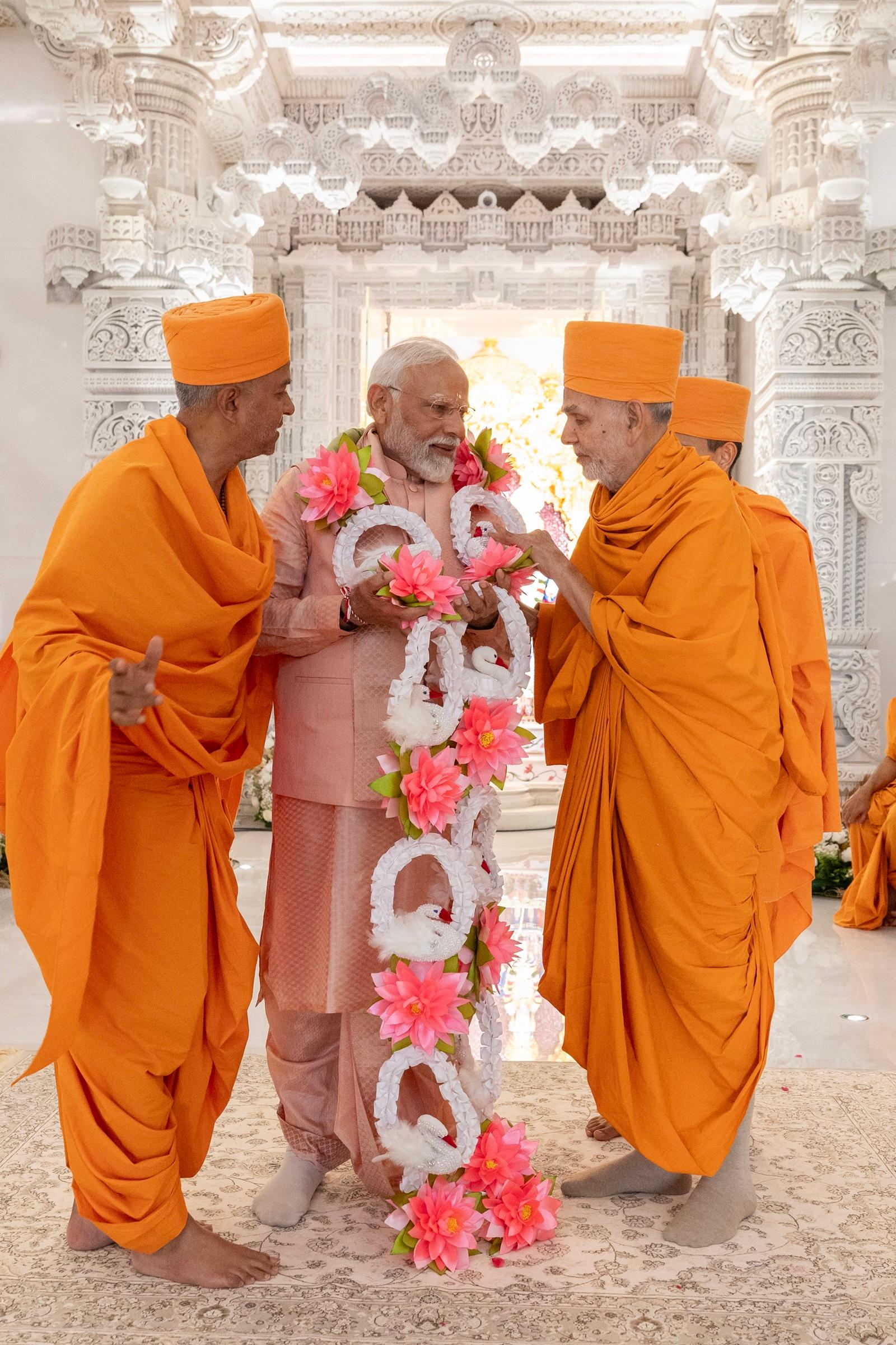 इस अवसर पर संस्था के सद्गुरु संत एवं संस्था के अंतरराष्ट्रीय मामलों के प्रभारी संत पूज्य ईश्वरचरणदास स्वामी ने प्रधानमंत्री का आभार प्रकट किया.