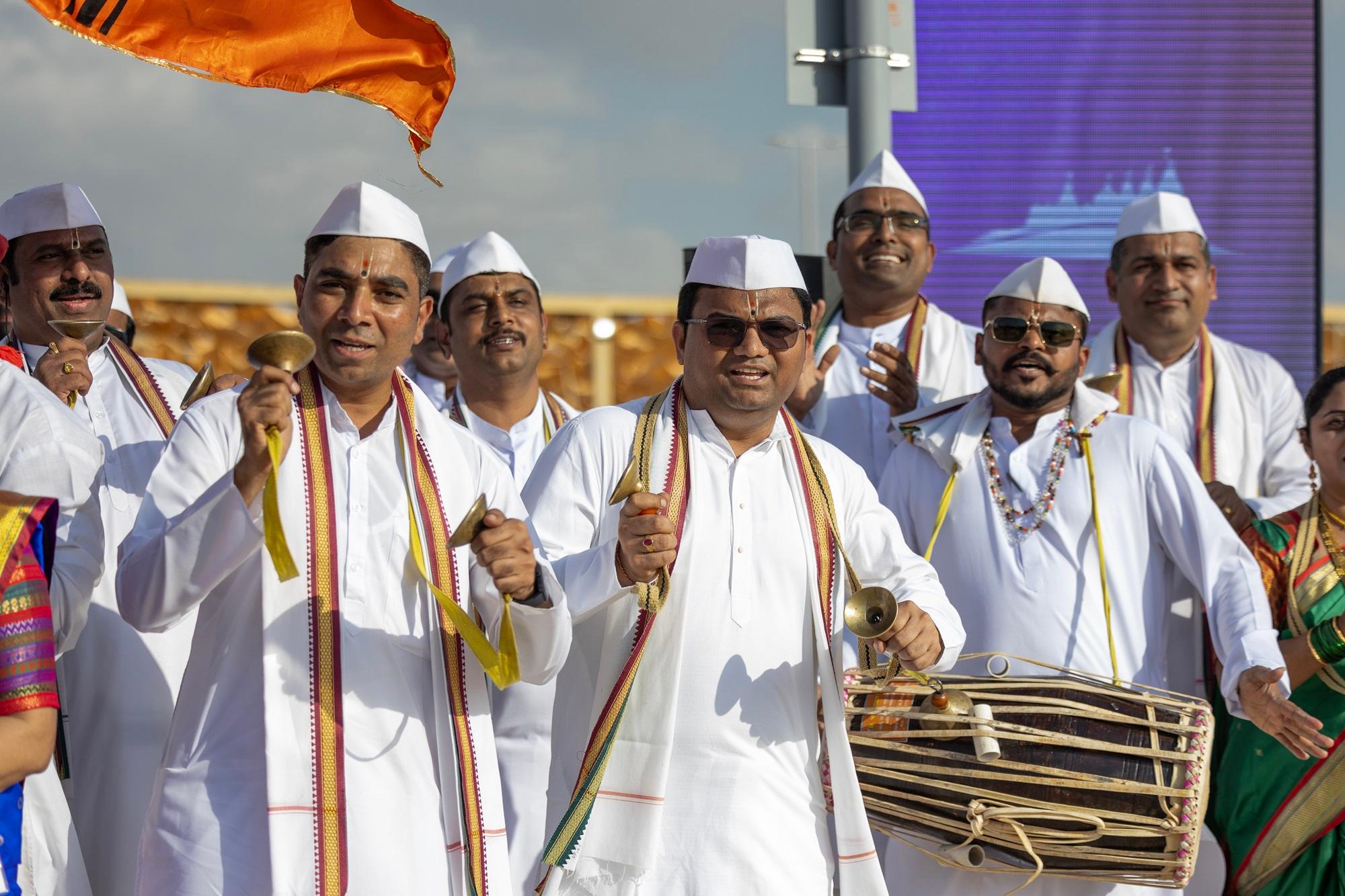 उन्होंने कहा कि प्रधानमंत्री नरेंद्र मोदी के योगदान से आज इस मंदिर का साकार रूप विश्व को देखने को मिला है. प्रधानमंत्री मोदी इस संरचना से प्रारम्भ से ही संलग्न रहे.