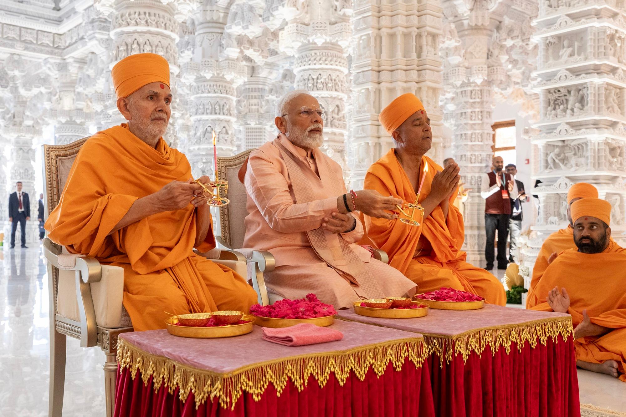 उच्च शंखनाद और मधुर मंत्रोच्चारण के बीच प्रधानमंत्री मोदी ने पवित्र कुंड में जल अर्पण किया. मंदिर निर्माण में अपना महत्वपूर्ण समर्पण और योगदान देने वाले स्वयंसेवकों से प्रधानमंत्री मोदी ने भेंटवार्ता की.