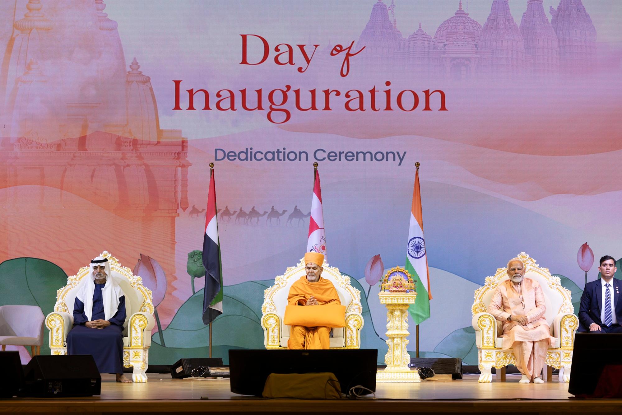 इस अवसर पर शेख़ नाह्यान ने प्रधानमंत्री मोदी, महंत स्वामी महाराज तथा भारतीय नागरिकों का आभार प्रकट किया.