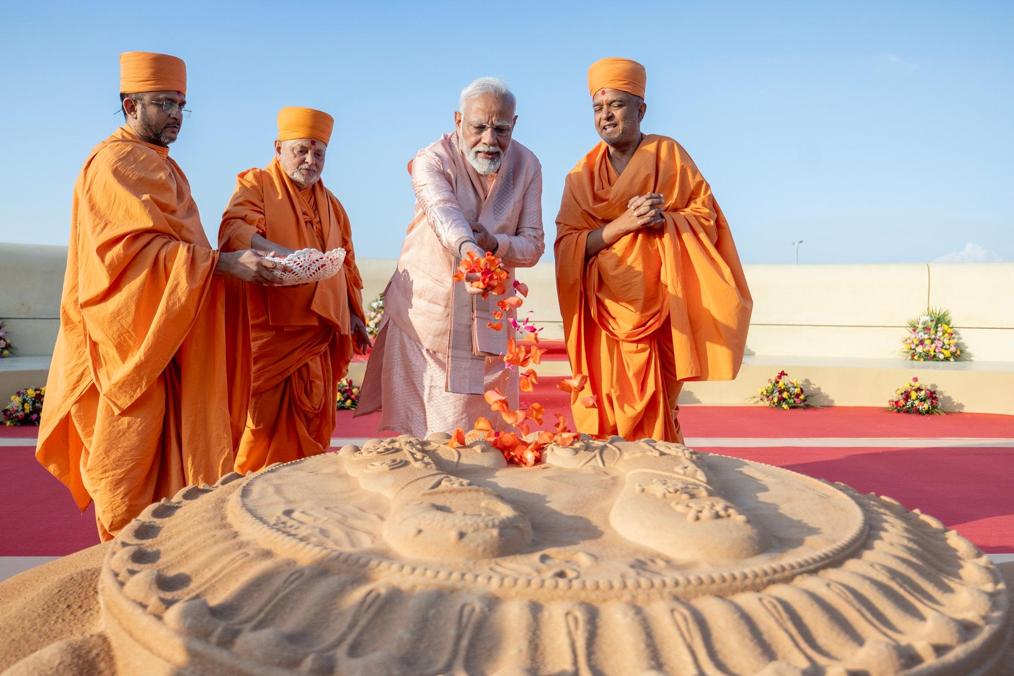 प्रधानमंत्री ने इसके बाद उन बालकों को भी प्रोत्साहित किया जिन्होंने मंदिर के अनुपयोगी पत्थरों पर विभिन्न स्मृतिचिह्नों की रचना की थी. प्रधानमंत्री जी ने स्वयं उत्साहपूर्वक हथौड़े और छैनी से पाषाण पर “वसुधैव कुटुम्बकम्” अंकित किया.