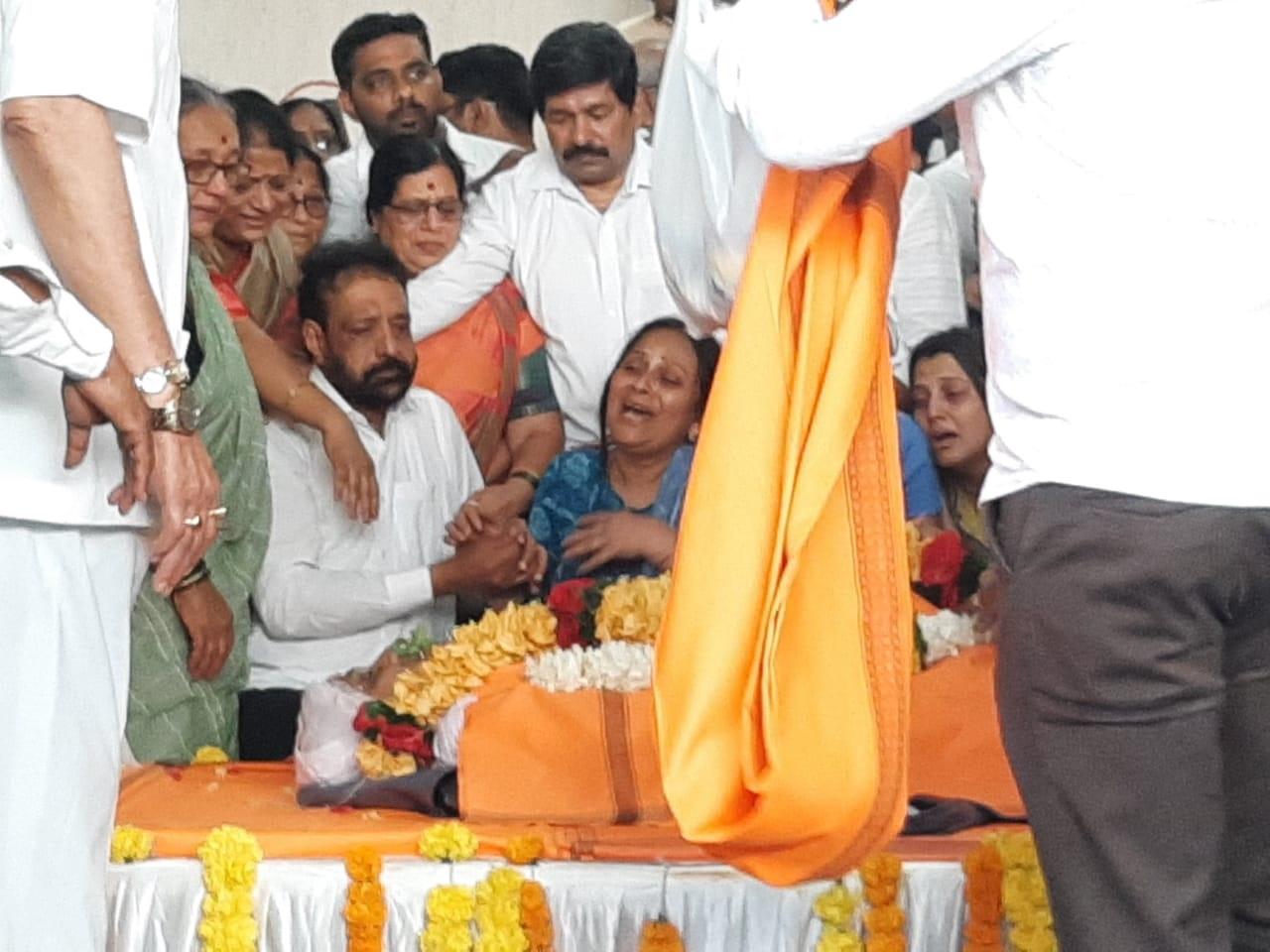 शिवसेना (UBT) के नेता अभिषेक घोसालकर की गुरुवार रात गोली मारकर हत्या कर दी गई. इस घटना के बाद राजनीतिक गलियारों में हड़कंप मच गया. शुक्रवार को उद्धव ठाकरे अपने परिवार के साथ बोरीवली स्थित उनके आवास पर पहुंचे उद्धव ठाकरे ने घोसालकर परिवार को सांत्वना दी. इस दौरान शिवसेना (UBT) सांसद संजय राउत भी नजर आए. 