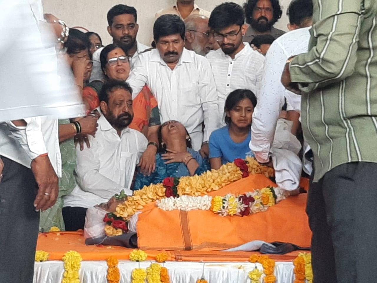 ठाकरे परिवार के प्रति वफादार रहे घोसालकर परिवार के घर के बाहर उनके समर्थकों को भीड़ दिखाई दी. अभिषेक घोसालकर मुंबई नगर निगम के पूर्व नगरसेवक थे. 