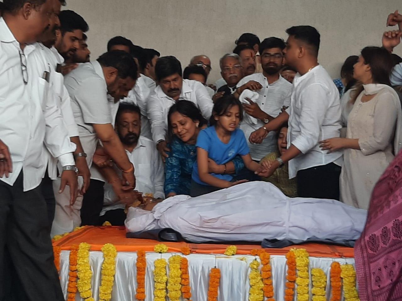 अभिषेक की पत्नी और छोटी बेटी को रोते देख वहां मौजूद शिवसैनिकों का दिल टूट गया.