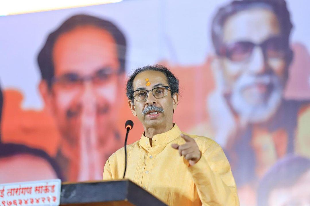 किसान आंदोलन पर बात करते हुए उद्धव ठाकरे ने कहा, `मेरा महाराष्ट्र इस समय संकट की छाया में चल रहा है. उनके  (BJP) मुताबिक, वो किसानों के लिए काम करेंगे, लेकिन दिल्ली की सीमाओं पर किसानों के विरोध प्रदर्शन को नजरअंदाज किया जा रहा है. मीडिया भी इसे कवर नहीं कर रही है क्योंकि मीडिया सरकार के दबाव में है.`