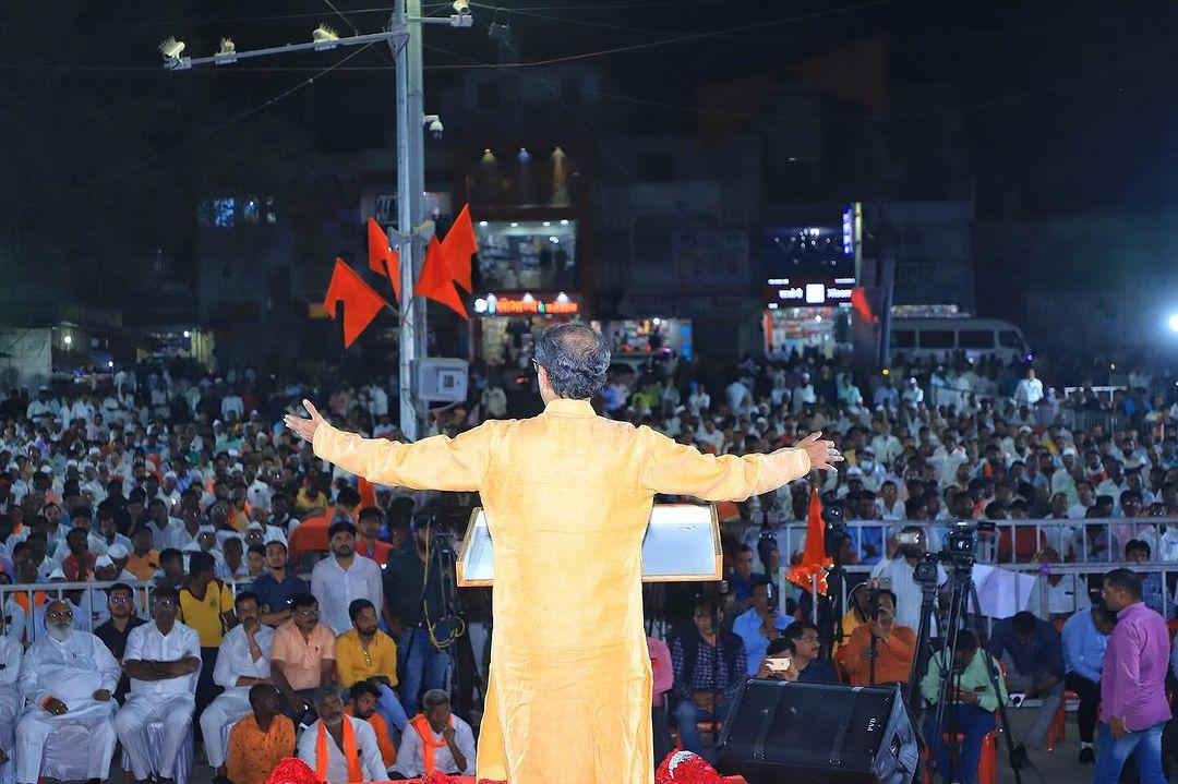 उद्धव ठाकरे ने BJP पर तंज कसते हुए कहा, `अगर कोई शिवसेना (ठाकरे ग्रुप), एनसीपी छोड़ता है तो शिवसेना को बड़ा झटका लगता है. ऐसा कहा जाता है हालांकि, जिन लोगों पर भाजपा ने भ्रष्टाचार के आरोप लगाए, वे सभी इस समय भाजपा में शामिल हो गए हैं. तो ये बीजेपी के लिए बड़ा झटका है. मैं आपको बताना चाहूंगा कि महाविकास अघाड़ी को कोई झटका नहीं लगा है. शिवसेना बिल्कुल भी सदमे में नहीं है.` 