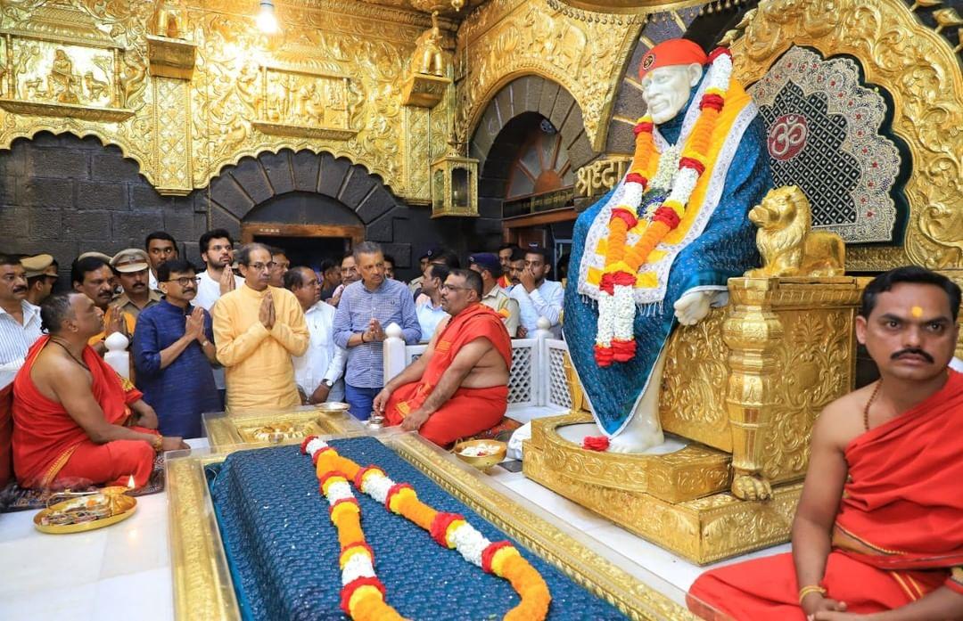 श्री सद्गुरु साईनाथ महाराज के दर्शन के दौरान पूर्व मुख्यमंत्री उद्धव ठाकरे के साथ सांसद संजय राउत भी दिखाई दिए. 