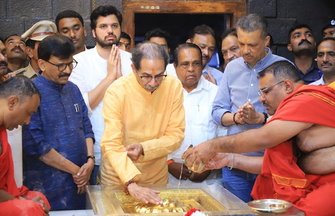शिरडी लोकसभा क्षेत्र से सामने आई ये तस्वीरें इस समय सोशल मीडिया पर ट्रेंड होती दिखाई दे रही हैं. 