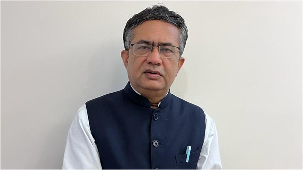 एनएससी के सीईओ आशीष चौहान ने कहा, ``मैं अंतरिम बजट को 10/10 अंक देता हूं. बजट विकास, कल्याण और राजकोषीय संयम के साथ-साथ नीतियों और कराधान की निरंतरता सुनिश्चित करने पर केंद्रित है. हार्ड और सॉफ्ट इंफ्रास्ट्रक्चर पर अधिक खर्च करके क्षमता निर्माण पर ध्यान केंद्रित किया गया है, जिससे रोजगार सृजन जारी रहे. साथ ही, बजट में गरीबों, किसानों, महिलाओं और युवाओं के लिए पर्याप्त प्रावधान किया गया है, जो समग्र आर्थिक विकास के लिए अच्छा है और अनिश्चितताओं से भरी दुनिया में हमें अच्छी स्थिति में रखता है. वित्त वर्ष 2023-24 के लिए संशोधित राजकोषीय घाटा 5.8 प्रतिशत बजट अनुमान से 10 आधार अंक के सुधार को दर्शाता है. राजकोषीय समेकन पर निरंतर ध्यान केंद्रित किया गया है. वित्त वर्ष 2024-25 के लिए राजकोषीय घाटा कम होकर 5.1 प्रतिशत हो गया है, जो उम्मीदों से बेहतर है और वित्त वर्ष 2025-26 तक इसे 4.5 प्रतिशत से नीचे रखने के लक्ष्य के प्रति प्रतिबद्धता दर्शाता है.``