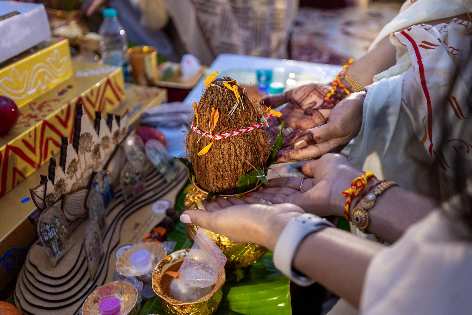 यह यज्ञ - मध्य पूर्व में अपनी तरह का पहला - संयुक्त अरब अमीरात और दुनिया भर में शांति, सद्भाव और सभी की भलाई और सफलता के लिए प्रार्थना करने के लिए गणमान्य व्यक्तियों, आध्यात्मिक नेताओं और समुदाय के सदस्यों को एक साथ लाया.