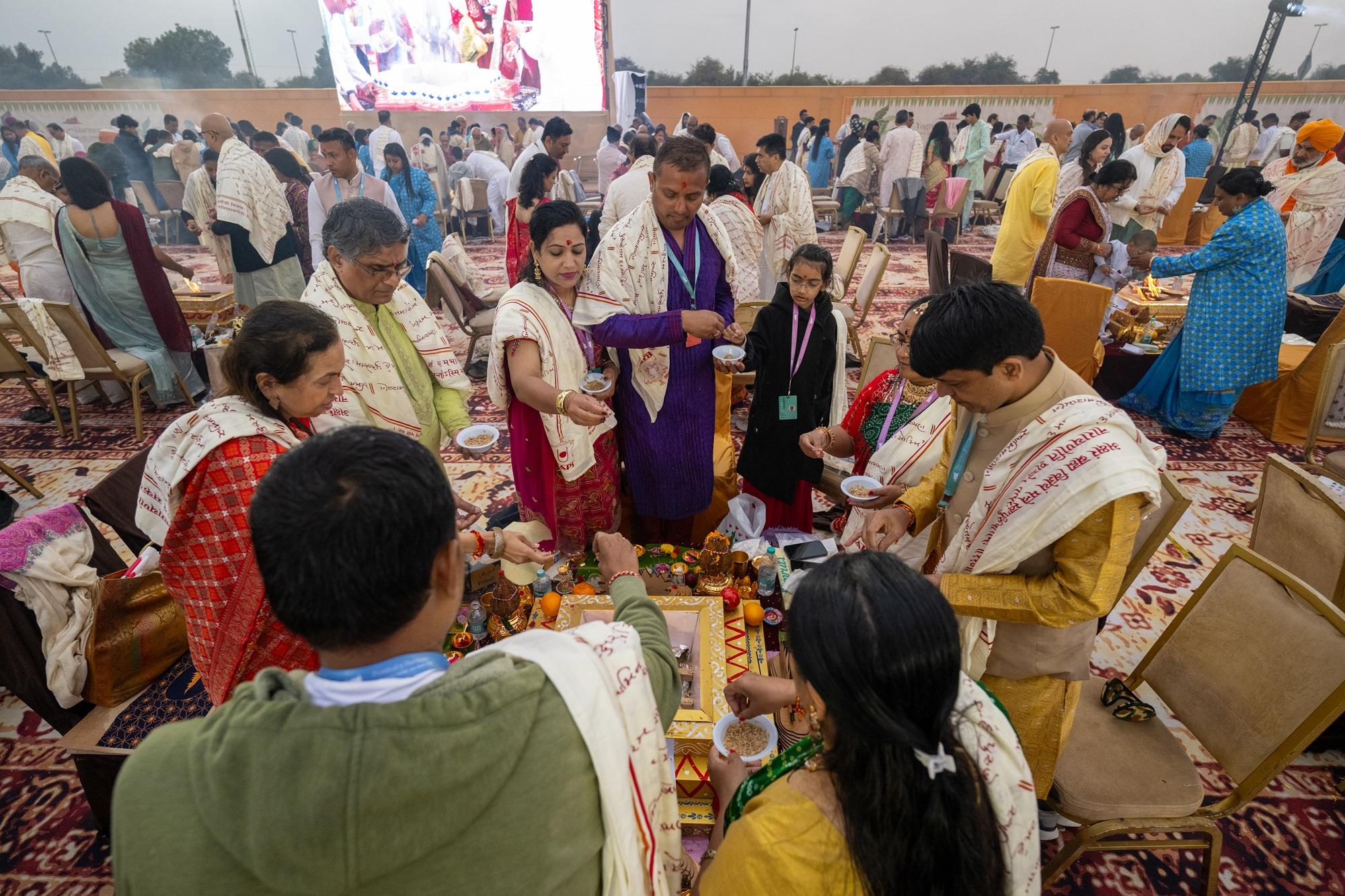 सात पुजारियों ने प्राचीन औपचारिक अनुष्ठानों को संपन्न करने के लिए भारत से यात्रा की थी. अनुष्ठान में 200 से अधिक भक्तों का समर्थन प्राप्त था, जिन्होंने सभी प्रतिभागियों को एक समृद्ध अनुभव प्रदान करने के लिए समारोह का संचालन करने में मदद की.